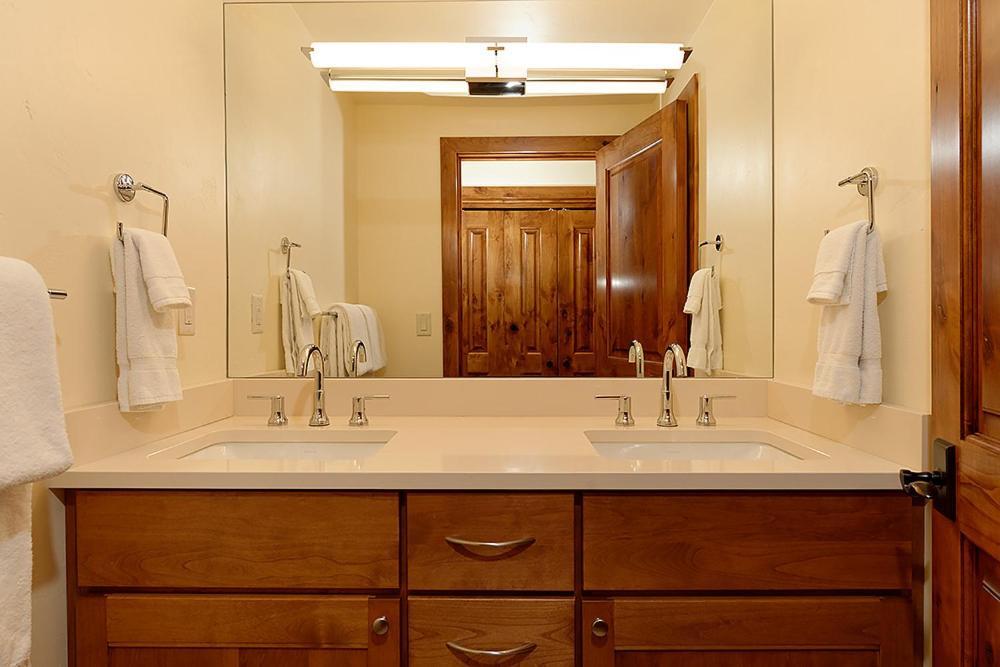 700 Monarch 205, Deluxe Condo With Private Deck & Mountain Views Located 1 Block To Ski Lift Aspen Buitenkant foto
